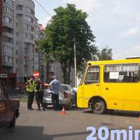На вулиці Коновальця утворилися затори через ДТП (ФОТО)