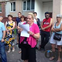 «Сьогодні еко-парковка – завтра багатоповерхівка»,  – жителі вул. Коновальця відстоюють прибудинкову територію (ФОТО)