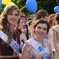 На свято випускників до Тернополя приїхала молодь з Франції (ВІДЕО)