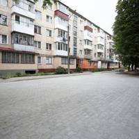 Тривають ремонтні роботи у дворі на бульварі Данила Галицького, 12