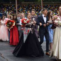 Тернопільські випускниці не пошкодували сотні доларів на святкові сукні (ФОТО)