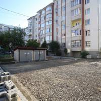 Ремонтують міжквартальний проїзд на вулиці Карпенка