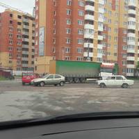Фура склалася навпіл: ДТП на вулиці Галицькій (ФОТО)