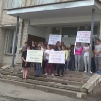 У Почаєві страйкують батьки школярів