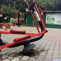 На Куліша вандали вирвали вуличний тренажер з бруківки (ФОТО)