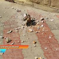 У центрі Тернополя обвалився шматок балкону (ВІДЕО)