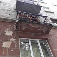 На вул. Руській на голову людям може впасти аварійний балкон (ФОТО)
