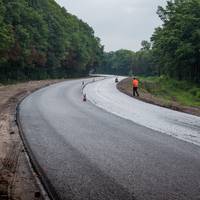 Більша частина траси Тернопіль-Підволочиськ (М-12) вже з двома шарами покриття