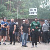 «Тітушки» далі охороняють забудову у парку Нацвідроження (ФОТО)