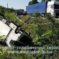 На трасі Львів-Тернопіль вантажівка з цукерками злетіла в кювет (ФОТО)