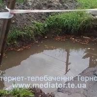 У Тернополі місяць заливає дощами глибочезну яму посеред дороги (ВІДЕО)