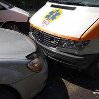 У Тернополі масштабна аварія: побита «швидка» та чотири автомобілі (ФОТО)