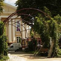 Біля «Перемоги» вперше від часу встановлення фарбують арки (ФОТО)