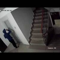 Тернополянин показав відео, де видно, як злодій ламає домофон і заходить у багатоповерхівку