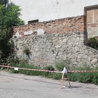 У центрі Кременця у будь-який момент може впасти стіна (ФОТО)