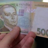 У Тернополі поліція розшукує чоловіка з фальшивими пятисотками
