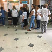 «Черга на мільйон» – тернополянка уже другий день не може потрапити з дитиною до ортопеда (ФОТО)