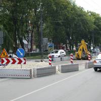 На проспекті Злуки встановлюють залізобетонні плити (ФОТО)