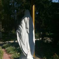«Задерла ногу і поставила відбиток на спині»— у Тернополі жінка познущалася з фігури Богородиці (ФОТО)