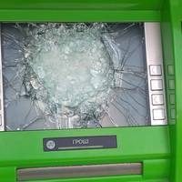 На Тернопільщині суд виніс вирок чоловікові, який розбив банкомат пляшкою з-під шампанського
