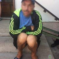Патрульні оштрафували дебошира, який розбив вітрину в аптеці