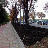 Завершують реконструкцію тротуарів на дамбі з боку озера (ФОТО)