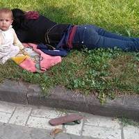 У центрі Тернополя дитина сама повзала по вулиці, поки батьки збоку спали на траві  (ФОТО)