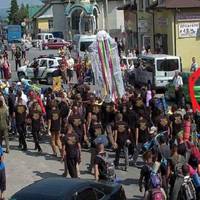 Черговий скандал у Почаєві: вулицями міста пронесли прапор, під яким воюють бойовики «ДНР» (ФОТО)