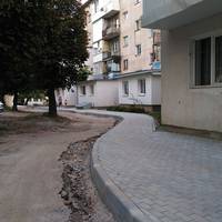 Капітально ремонтують двір на вулиці Тарнавського (ФОТО)