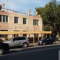 У Тернополі працівники розібрали дах одного з будинків на Бандери. Фото