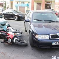Біля стадіону зіткнулися мотоцикл і легківка. Мотоцикліст у лікарні