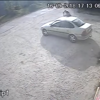 У Тернополі посеред білого дня в автомобілі вибили вікно. Відео