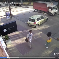 Нові обмежувачі в центрі Тернополя пошкодила вантажівка. Відео