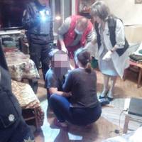 У Тернополі озброєний чоловік увірвався в під’їзд і влаштував криваве побоїще. Фото