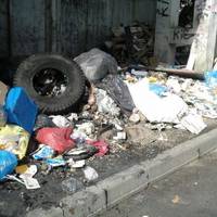 У центрі Тернополя люди влаштували стихійне сміттєзвалище, а потім ще й підпалили сміття. Фото