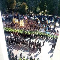 Почався штурм Верховної Ради: протестувальники пішли в атаку, охорона надягла бронежилети