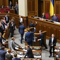 Нардепи вийшли із зали під слова Порошенка про «розмосковлення» церкви
