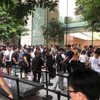 Фанати Apple влаштували величезні черги за новенькими iPhone