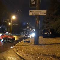 На Злуки зіткнулися два авто. Позашляховик вилетів у кущі