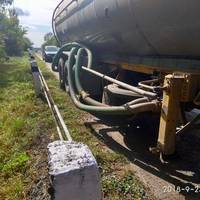 На Збаражчині впіймали водія, який незаконно зливав сироватку (Відео)