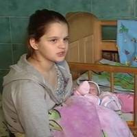 Народила в 12 – від брата. Минув рік: як живеться наймолодшій мамі України