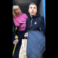 Новий скандал на “Укрзалізниці”: начальник на ходу випхала ногою пасажира з потяга (ВІДЕО)