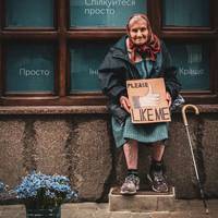 У Тернополі жінка живе на вулиці, хоча прописана у великій квартирі (ФОТО)