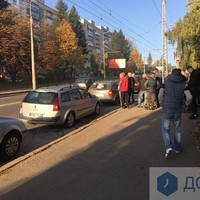 Біля Збаразького кільця страйкують водії через високу ціну на пальне. Фото