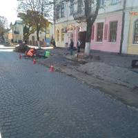 Бруківку, через яку протестували теребовлянці, встановлюють назад (Фото)