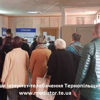 Аби подати документи на субсидію, тернополяни годину стоять у черзі