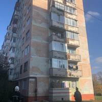 У Тернополі хворий чоловік кинувся з ножем на молоду сім`ю з дитиною. Погрожує підірвати квартиру (Наживо)