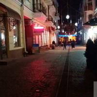 На Валовій вже не працює частина ліхтарів, які вмонтували у бруківку. Фото