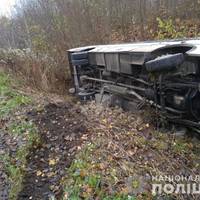 Смертельна аварія на Тернопільщині: перекинувся автобус, водій загинув (ФОТО)