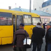 У Тернополі водій маршрутки побився із молодиком через підклеєну купюру. Відео